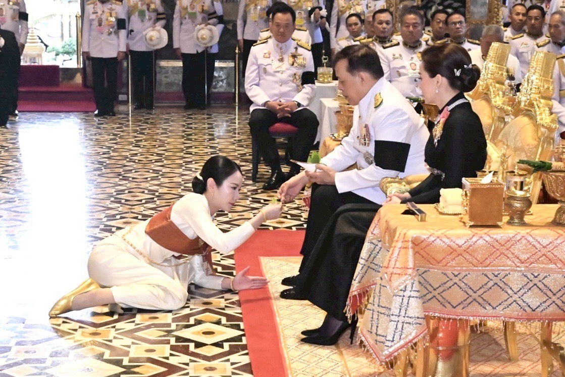 title - พระบาทสมเด็จพระเจ้าอยู่หัว และสมเด็จพระนางเจ้าฯ พระบรมราชินี เสด็จฯ ไปในการพระราชพิธีพืชมงคล พุทธศักราช 2569